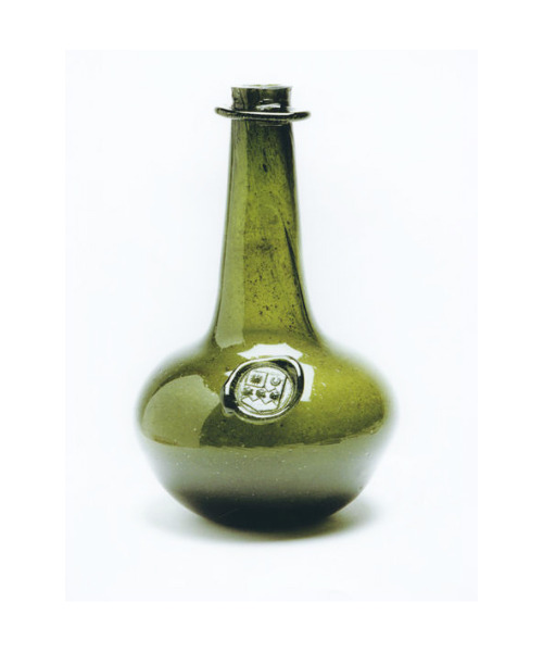 Dark-green &ldquo;Black&rdquo; Wine Bottle, 1670. Free-blown glass. Museum of London. Via V&amp;A.Al