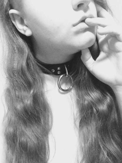 prettylittleperverts:  I just look so right with something around my neck. I was meant to be an owned little pet bitch 💕
