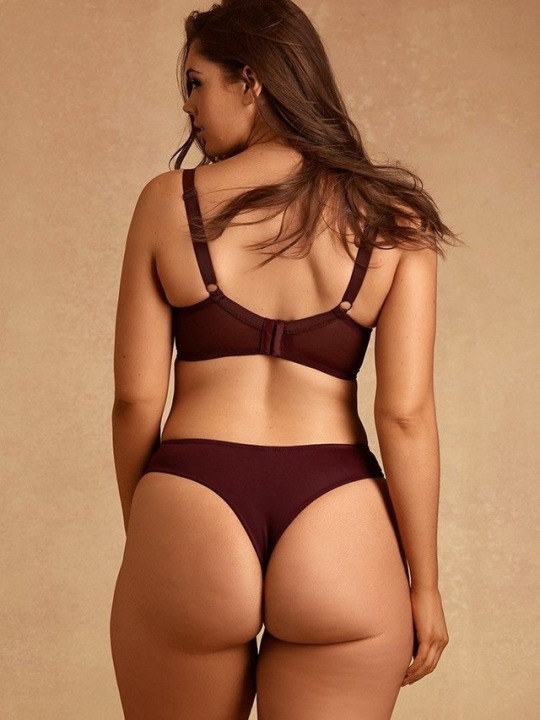 thesecretsoflingerie: Hips and Curves  