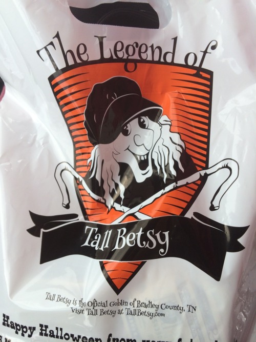 hermes-whore:  reallifeishorror:  thedeathmerchant:  My bank was out of fucking envelopes. They gave me a Halloween bag full of money. I told them I felt like I was robbing the place.  This is the lucky tall Betsy.Reblog and within 24 hours and lucky