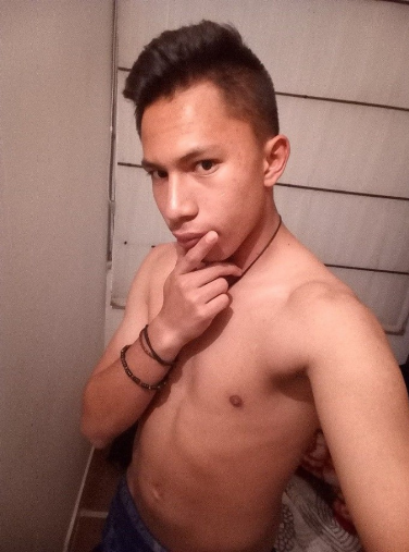 heteroschacalescalientes: Nicolas, 18 años, hetero un poco timido al comienzo, luego