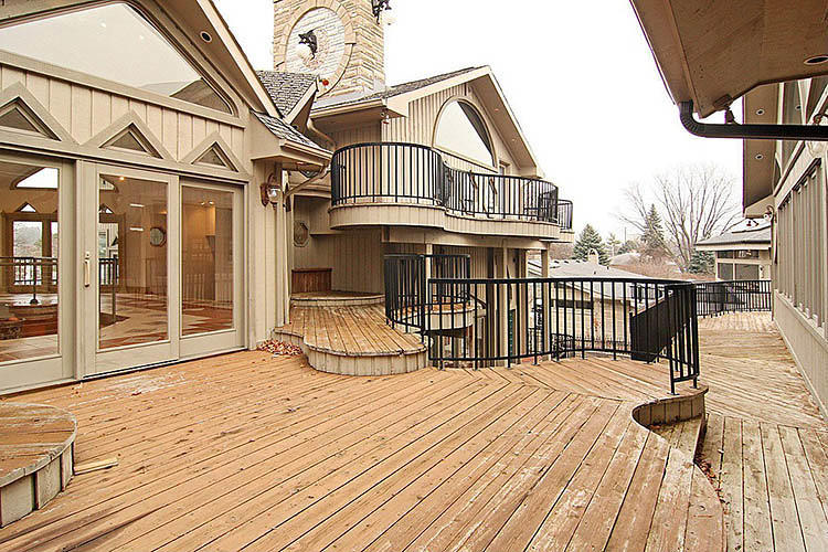 piercingsandink:  ryanpanos:  The Ugliest House In America | Via Designers with