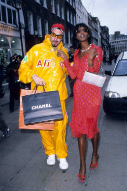 Naomihitme:  Naomi And Ai G Posing Outside Claridges In London (2000)