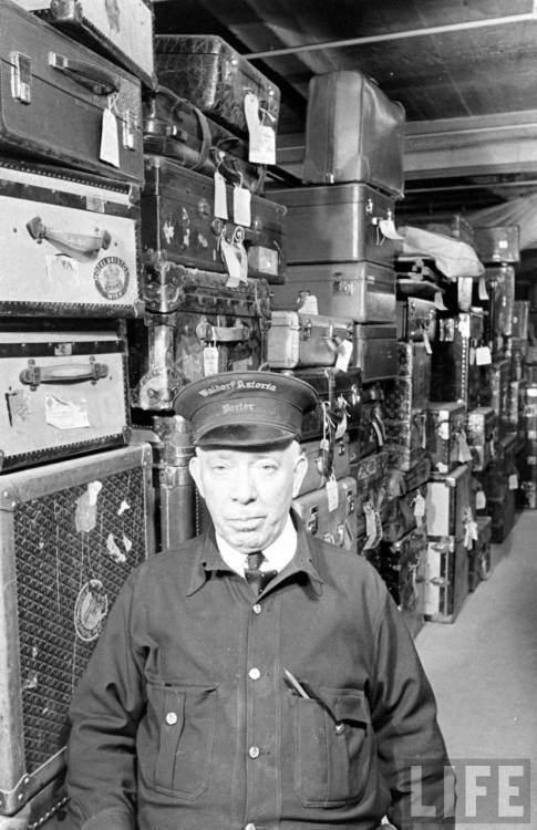 Porter at the Waldorf Astoria(Alfred Eisenstaedt. 1944)