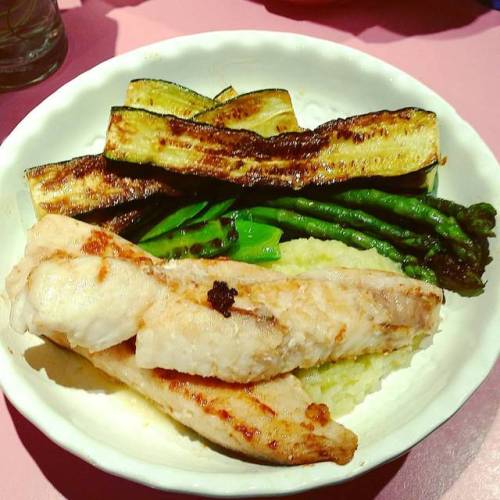 So many greens. 😍 #cleaneating #fish #pesce #seafood #monkfish #snapper #zucchini #cabbage #snowpeas #asparagus #food #foodie #foodporn #foodieporn #foodofinstagram #instafoodie #instafood #weightloss #weightlossjourney