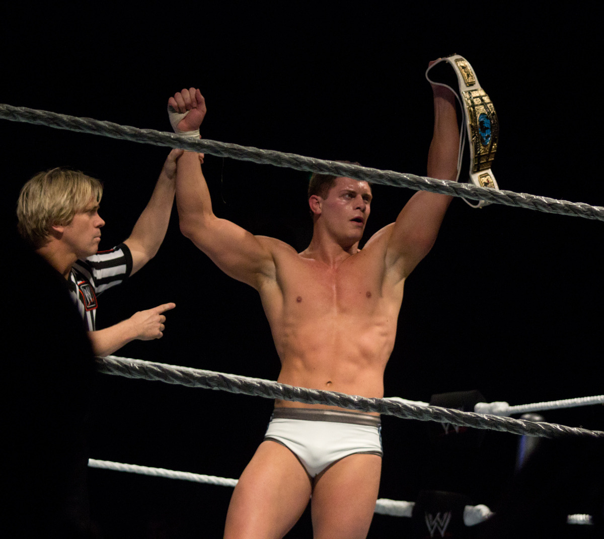 Those white trunks really showed off his bulge! ;)
