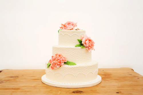 my1950swedding:  i just can’t help but love the icing of this cake, so cute!