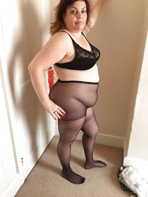 schtrop: girdledfatlover: I just love the cute fold of her belly in those pantyhose. Fantastic that 