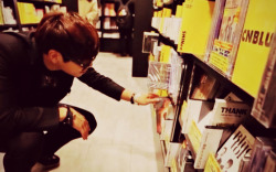 minearebigger:  jonghyun in japan [onew -