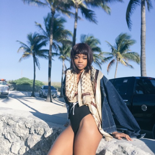cierravegasbitchhh:  Wavy irregular shorty 🌴