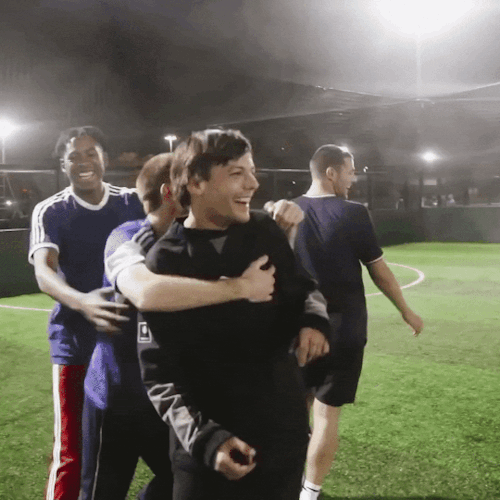 cloudslou:louis smiling behind the scenes of don’t let it break your heartONE YEAR OF WALLS - favori