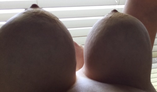 Porn Pics hanging-breasts:  elmolincoln:  A series