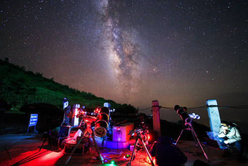 back-to-the-stars-again:‘Summer Star Party’Credit: Jeff Dai