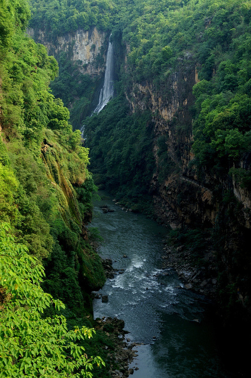 Waterfall in Malinghe Canyon (by shenxy)