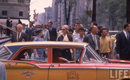 retronewyork: Pedestrians waiting to cross 50th Street, in front of St. Patrick’s Cathedral. Taken i