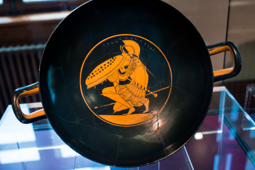romegreeceart:Kneeling hoplite* Athens* c. 490 BCE* attributed to Apollodoros painter* Basel, Antike