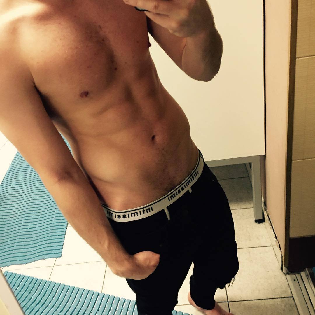 Sixpack bett selfie