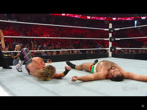 rwfan11:  Dolph zigglers ass slipping out