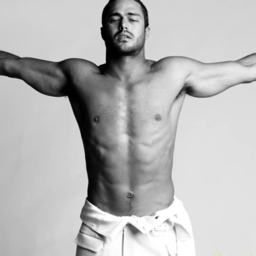 hotmalebwpicsss:  Taylor Kinney 