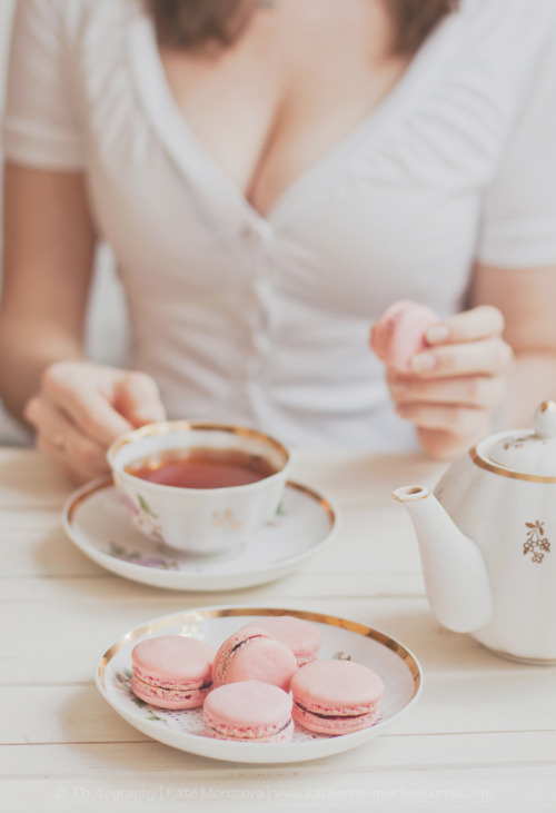 pedalfar: French tea with macarons (via Kate Morozova)