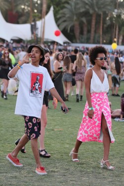 lebritanyarmor:  spxrk:  Jay-Z &amp; Beyonce Spotted at Coachella  ^^ what ? Lmfao.  Earl do look like a young nappy Jay.