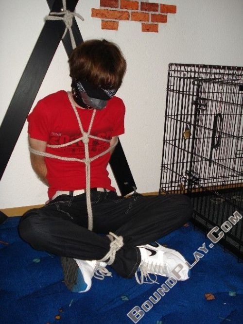 klucivnesnazich:Roped slave boy