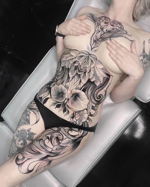 allthepiercingsandbodymods:Chest, stomach and leg tattoos by Jessicasvartvit.