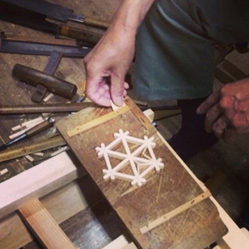 Artisan Shigeru Koshimizu is making a wooden joint parts called “Kumiko”. It’s displayed in “Tategu”