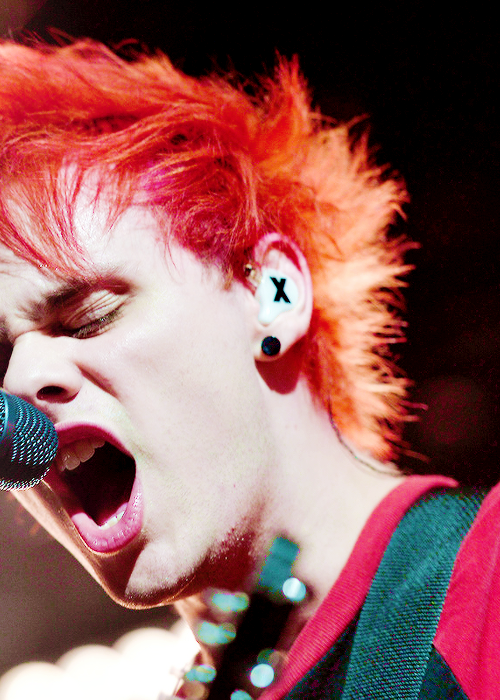 ashtongirlforever:  Michael Clifford is a beautiful human being 