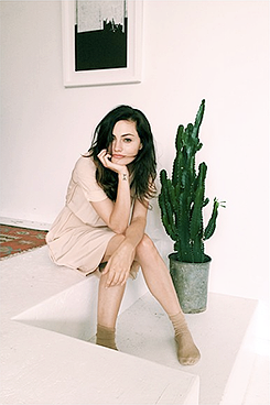 sensations:  the super cute @phoebejtonkin on set this morning 