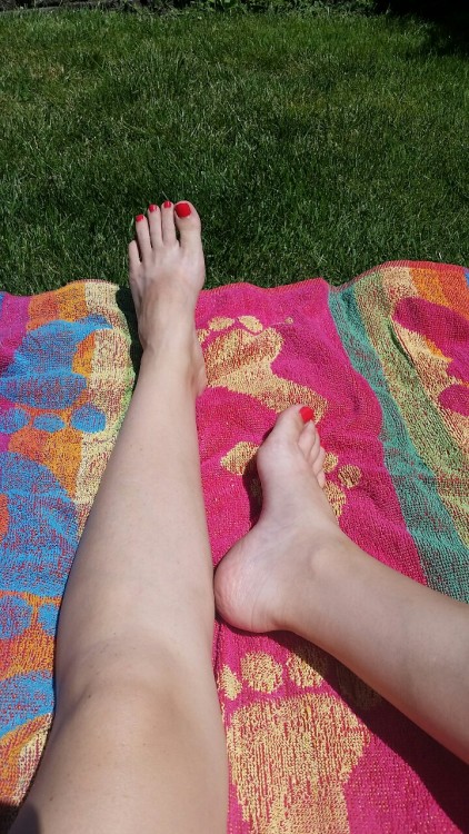 princesspipsperfect10: Hi all! Catching some rays today and thought I would share. Enjoy!