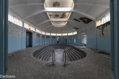 darbians:Abandoned health spa in France. Check the link for more from here.Les Thermes Bleu
