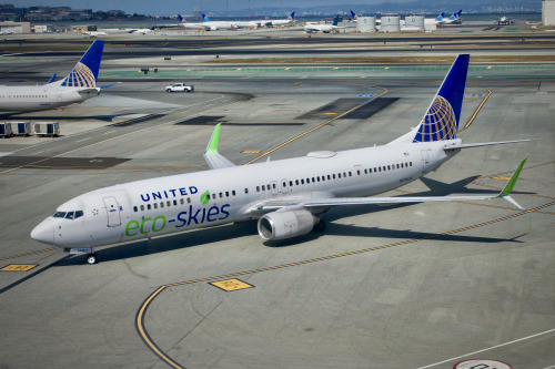 United Airlines 2009 Boeing 737-900ER N75432 c/n 32835 at San Francisco Airport 2021.