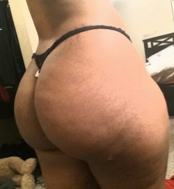 amorousbynature:  acequeenent:  My ass smothering my thong   You beautiful creature you!