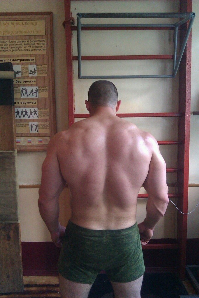 keepemgrowin:Oh hell yes… ridiculously hot military muscle.
