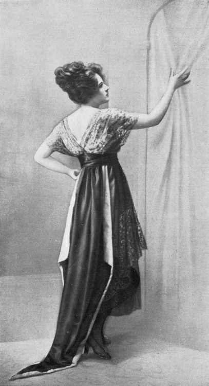 Evening gown by Mon Agnès, Madame Havet, Les Modes 1917 (N174). Photo by Félix.