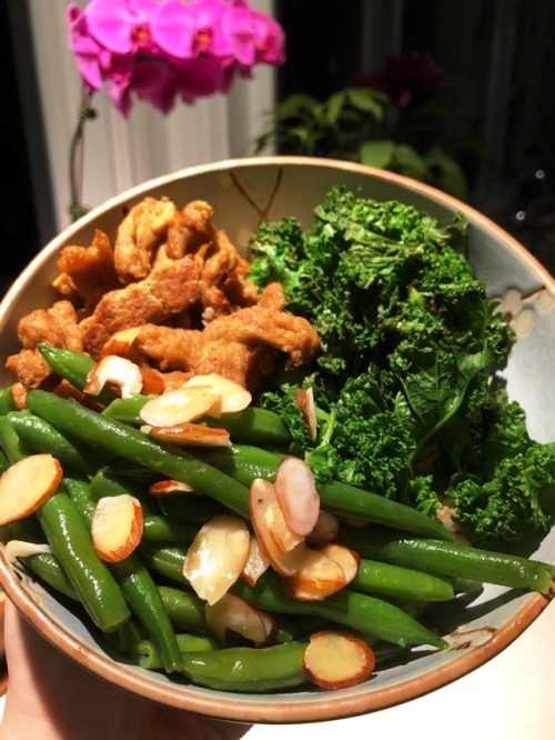 eatsfruitsleaves:Kale, beans, almonds and vegan ‘chicken’ strips (and a completely conce