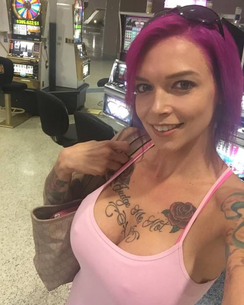 XXX annabellpeaks:  #slotmachines in the airport, photo