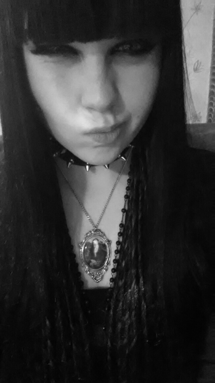 batskulls:  Zombie Mona Lisa.   Go follow her just look at her face