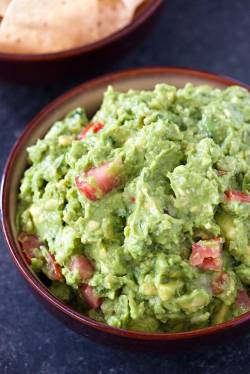 guardians-of-the-food:  Quick &amp; Easy Guacamole! Classic guacamole that’s ready in 10 minutes and has an extra hint of garlic for a bold flavor. Plus, make it as mild or as spicy as you like! GET THE RECIPE: http://homemadehooplah.com/recipes/quick-eas