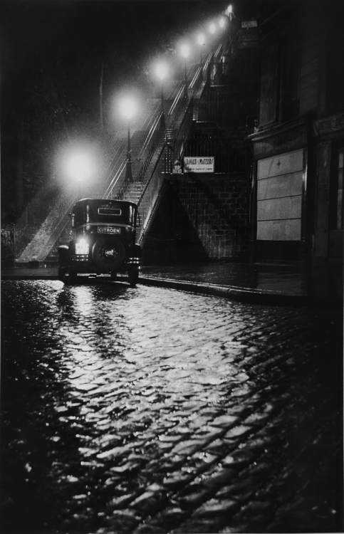 kafkasapartment:Rue Muller a Montmartre, Paris, France, 1934. Willy Ronis. Silver gelatin print