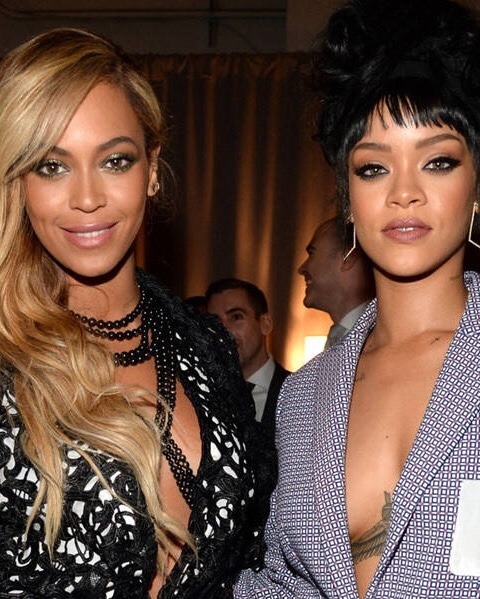 fatandbougie:  drnkonlove:  BEYONCÉ + RIHANNA  i never noticed this but now that