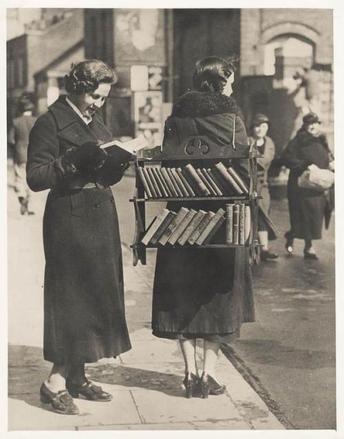 when-vintage-meets-modern:A walking library in London, circa 1930s. From the VSW Soibelman Syndicate