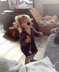 loudaily-blog:  Lux dancing to One Direction - Kiss you 