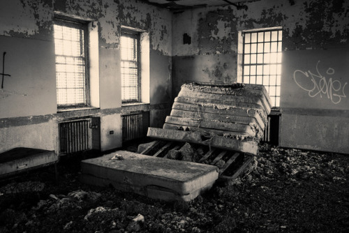  Abandoned Asylum, Far-flung NYC◕ alec mcclure  ◔ photoblog 