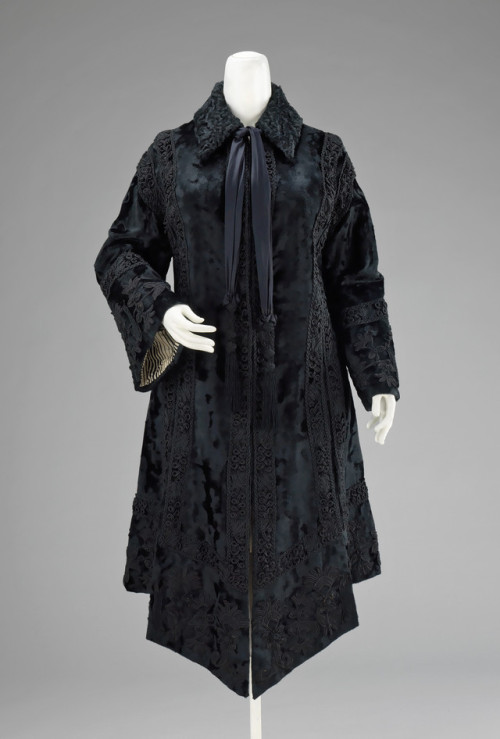 fashionsfromhistory:Evening CoatHenry, Darling & Co.1880sThe MET