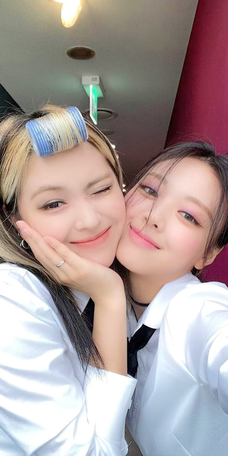 Yuna E Ryunjin (Itzy) Lockscreens