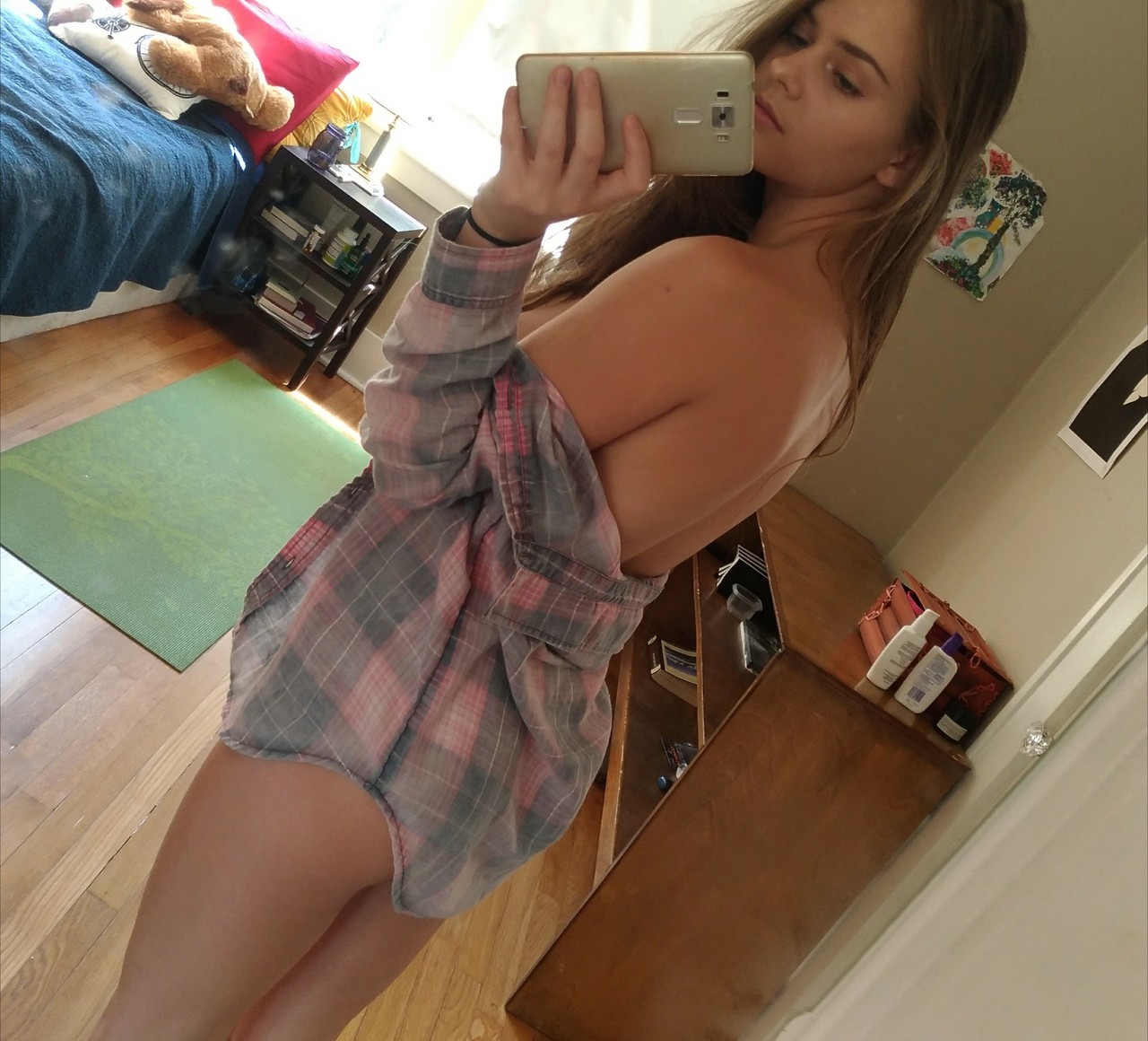 sexyandnudes:Comfy morning 