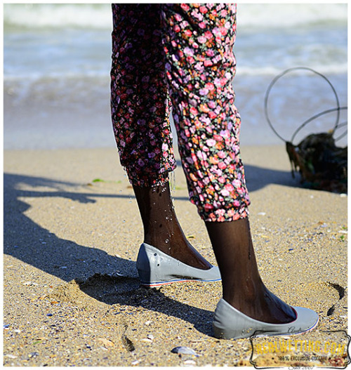 Come and watch the girls having fun at the beach while drenching her clothes, watching and inspectin