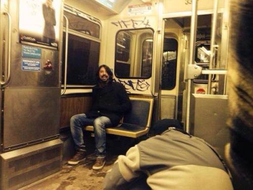 denial-bryan:  lordoftheringoes: Dave Grohl riding the CTA on January 20, 2014 (x)  This motherfucker makes me want to spend the day riding around on filthy trains just to find him look at his face he knows 